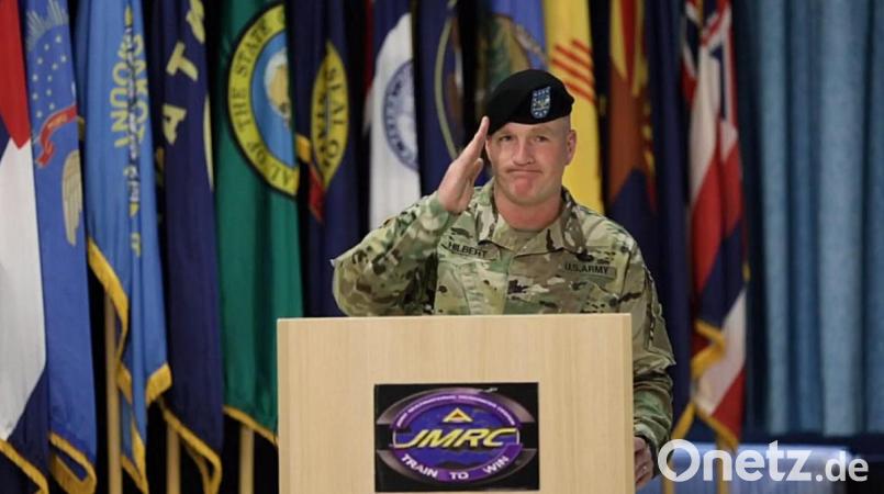 Mit einem letzten militärischen Gruß und einem herzlichen &quot;Auf Wiedersehn&quot; verabschiedete sich der Kommandeur des Joint Multinational Readiness Center, Colonel Joseph E. Hilbert, nach zwei Jahren Dienstzeit als Kommandeur des multinationalen Ausbildungszentrums. Screenshot: Paul Böhm