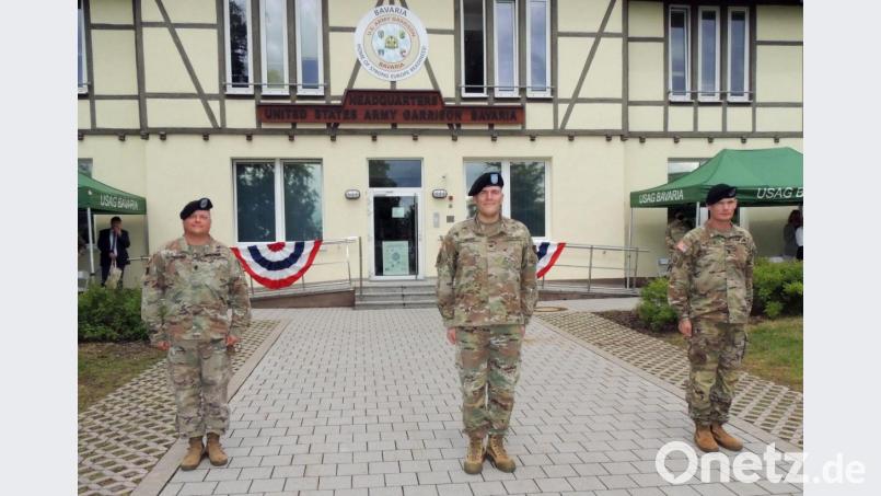 Erst nach der militärischen Zeremonie werden in doppelter Armlänge entfernt die Masken gelüftet. Oberst Adam Boyd (Mitte) übergab die Zuständigkeit des Command Sergeant Majors von Micheal D. Sutterfield (links) an den seinen Nachfolger CSM Michael Spear (rechts). Bild: mor