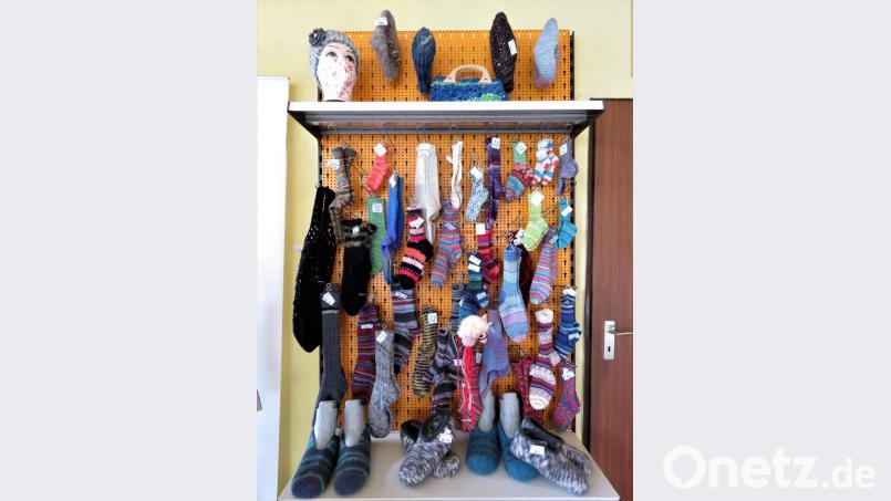 Der Renner sind nach wie vor die selbstgestrickten Socken in jeder Größe und allen erdenklichen Farben. Bild: ubb