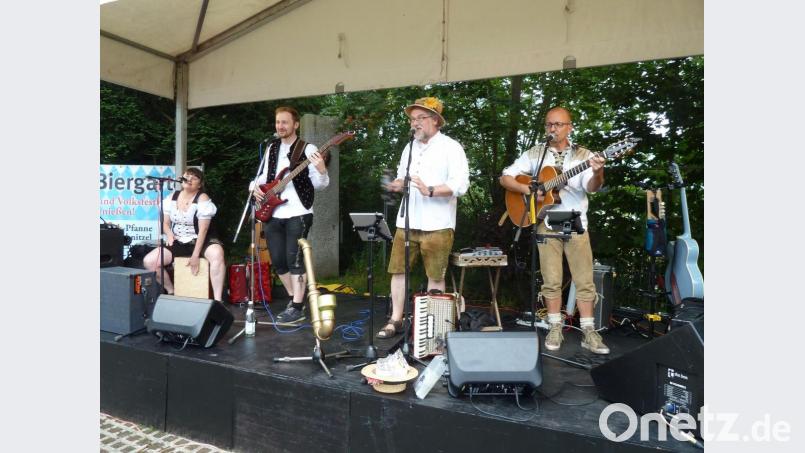 Die Musiker von &quot;4fun&quot; gaben am Freitag den Startschuss für die Konzertreihe im Biergarten vor dem VAZ-Pfarrheim. Bild: jua