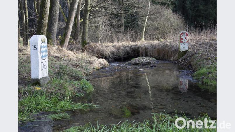 Der Viechtacher Fotograf Herbert Pöhnl entdeckte die beiden Grenzsteine am Grenzbach. Das Bild ist ein Beitrag zur Ausstellung im CeBB. Bild: Herbert Pöhnl/exb