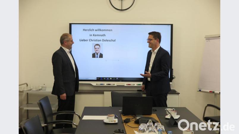 Zum Antrittsbesuch kam der neue Europaabgeordnete Christian Doleschal (rechts) zum neu gewählten Bürgermeister Roman Schäffler ins Kemnather Rathaus. Bild: jzk