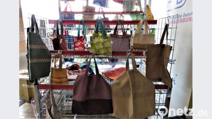 80 von diesen tollen Taschen aus nagelneuen Reststoffen, genäht von den FB-Frauen, werden gezeigt. Das sind längst nicht alle. Noch mehr gibt es bei Olga Luft im Keller-Verkauf. Bild: ubb
