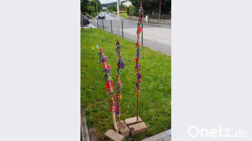 Vor dem Haupteingang der Kita sind auf Pfählen viele bunte Bänder festgemacht, die die Kinder im Rahmen abholen und am unteren Gartentürchen wieder anbringen können. Dabei müssen die Teilnehmer die Schritte zählen, die sie dabei zurücklegt haben und das Ergebnis in ihre Liste eintragen. Bild: grm