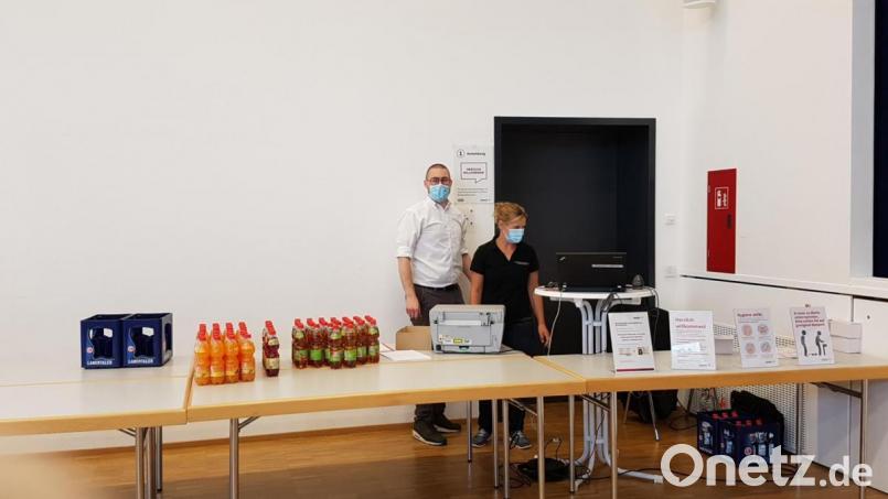 Gut gelaunt und mit Mund-Nasen-Schutz wurden die Spender empfangen. Auch ein Getränk gab es mit auf den langen Weg durch die Stadthalle. Bild: fks