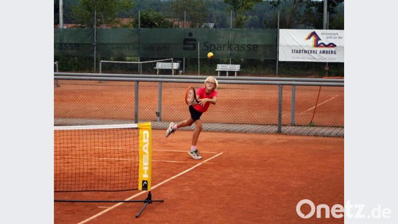 Tennis darf bei der DJK Ammersricht wieder gespielt werden. Jetzt kommen weitere Angebote hinzu. Bei schlechtem Wetter fallen die Sportstunden allerdings aus. Bild: hae