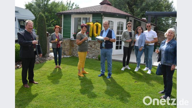 70. Geburtstag feierte am Sonntag der ehemalige SPD-Stadtrat Alfred Gültner. Dazu gratulierten 2. Bürgermeister Johann Brandl, sowie Vertreter des SPD-Ortsvereins Mitterteich. Unser Bild zeigt (von links) Johann Brandl, Mila Braun, Roswitha und Alfred Gültner, Enkel Julian, Tochter Daniela und Schwiegersohn Andreas, sowie Angelika Müller. Bild: jr