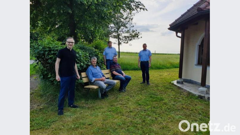 Auf Wunsch der Dorfgemeinschaft hat die Stadt eine neue Bank vor der Kapelle Maria Rosenkranzkönigin in Querenbach aufstellen lassen. Im Bild (stehend von links) Bürgermeister Bernd Sommer, Stadtbaumeister Hubert Siller und Dritter Bürgermeister Markus Scharnagl sowie Vorsitzender Hermann Döllinger und Zweiter Vorsitzender Hubert Scharnagl. Bild: Markus Scharnagl/exb