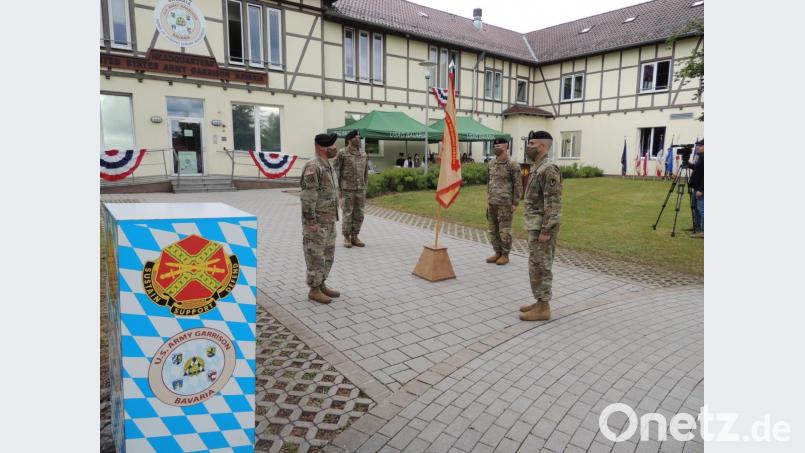 Die Übergabe geht mit Masken und kontaktlos über die Bühne. Bild: mor