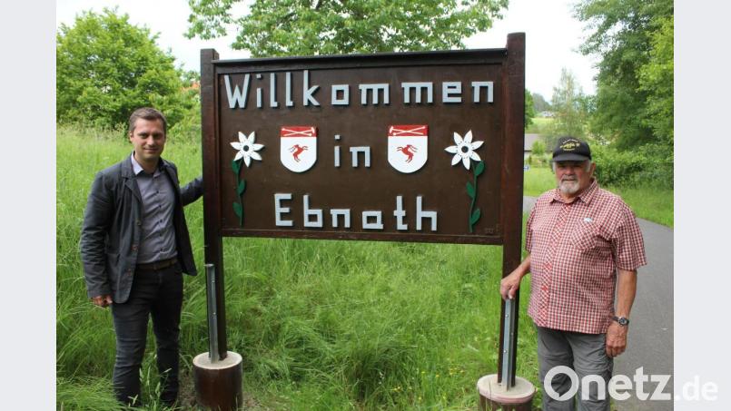 Bürgermeister Wolfgang Söllner bedankte sich bei Dietmar Anzer für die Renovierungsarbeiten an der Tafel. Bild: soj