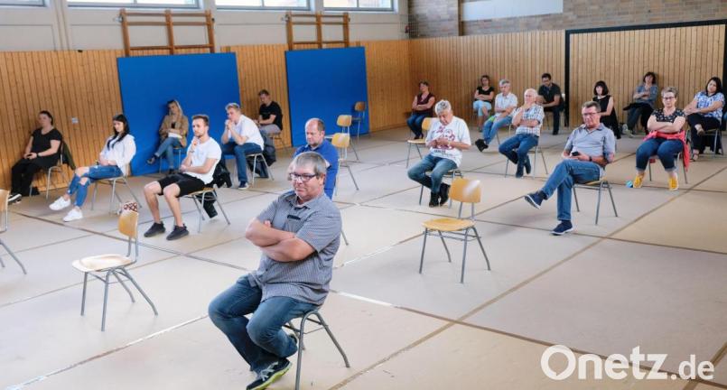 Unter &quot;Coronaschutz-Bedingungen&quot; voll besetzt ist der Zuhörerbereich der Turnhalle bei der Sondersitzung des Marktgemeinderates. Angeführt von Schulleiterin Andrea Wolfram und Elternbeiratsvorsitzenden Gerd Kaufmann ist auch die Schulfamilie stark vertreten Bild: do