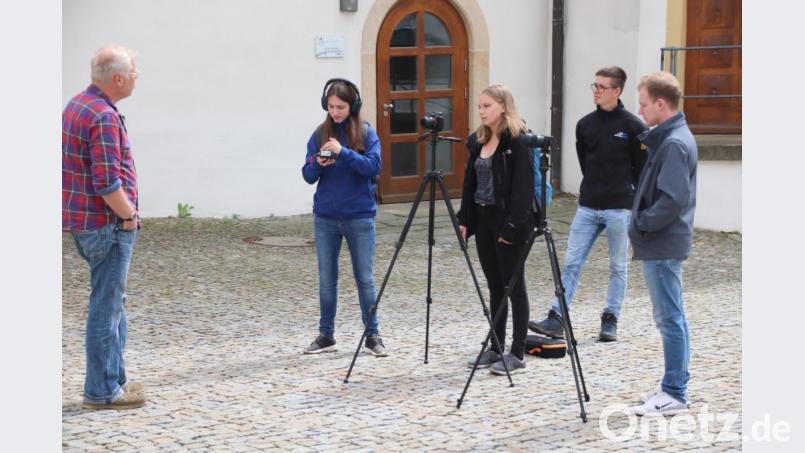Sabrina Bauer, Anna-Marisa Koch, Brian-Fabian Diehl und Johannes Braun von der OTH Amberg (Zweite bis Fünfter von links) befragen den Archäologen Dr. Mathias Hensch im Schlosshof über die Frühzeit des Bergbaus in der Region. Bild: cog