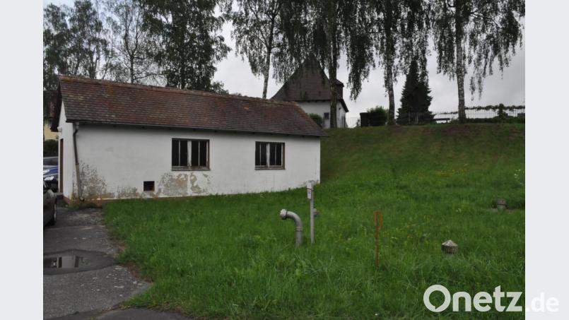 Wenn das von der Genossenschaft nicht mehr genutzte Gefrierhaus einmal der Gemeinde gehört, könnte es abgebrochen werden, um dort Parkplätze zu schaffen. Bild: ak