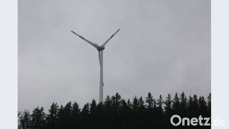 Bei der Ausweisung von Konzentrationsflächen für die Windkraftnutzung hat der Stadtrat die finale Entscheidung in den Juli verschoben. Als neue Möglichkeit hatte der Planer auch die Flächen im Süden der Stadt aufgezeigt. Diese Bereich befinden sich jedoch in einem Landschaftsschutzgebiet. Bild: kro