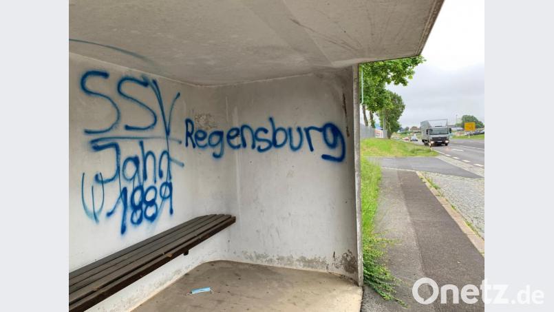Dem Bushäuschen aus Beton gegenüber der Siedlung hat der Jahn-Anhänger vor einiger Zeit einen Besuch abgestattet. Bild: fph