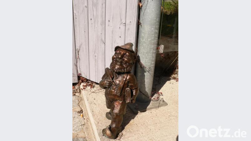 An der Bushaltestelle am Luher Marktplatz steht dieser selbstbewusste Bronzezwerg mit Schreibfeder und Schultasche. Bild: mh