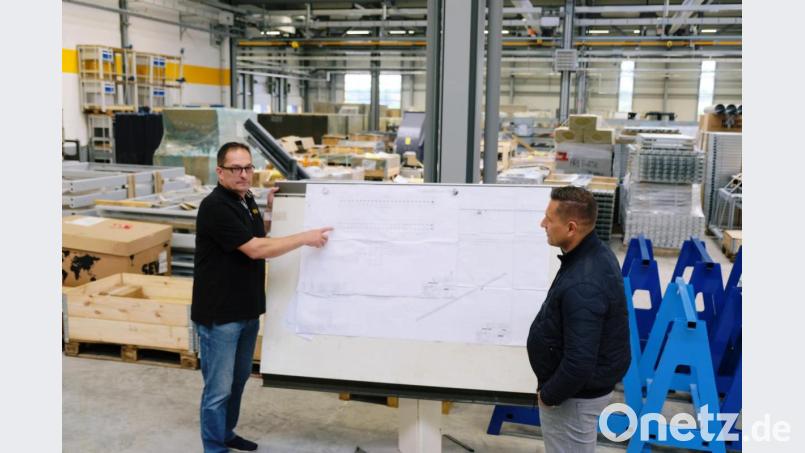 Lieferstopps und einen Umsatzeinbruch im Sanitärbereich: Die Corona-Krise wirkt sich auch auf die Schug-Gruppe aus. Doch es gibt auch gute Neuigkeiten. So stellt Firmenchef Hubert Schug in der neuen Montagehalle I dem neuen Bürgermeister Marcus Gradl die weiteren Baupläne der Firma Lippert im Eschenbacher Industriegebiet vor. Bild: do