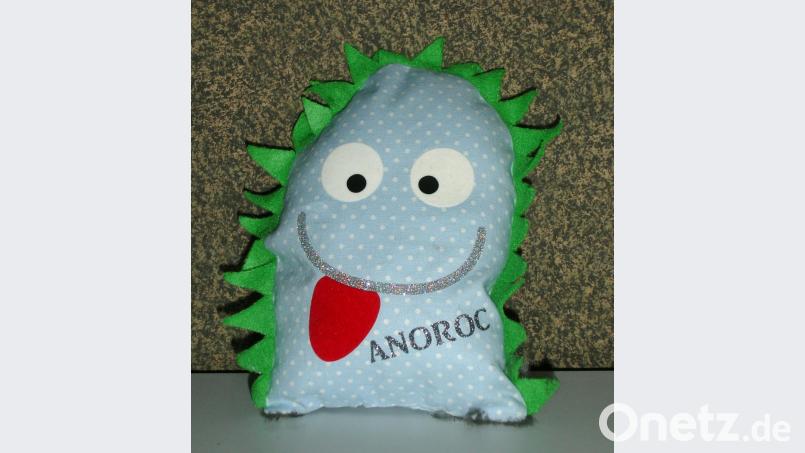 Das Monster „Anoroc“ schleckt mit seiner roten Zunge das Coronavirus auf. Zu besichtigen ist das Stoffmonster am rechten Seitenaltar in der Pfarrkirche St. Josef in Weiden. Bild: Dobmeier