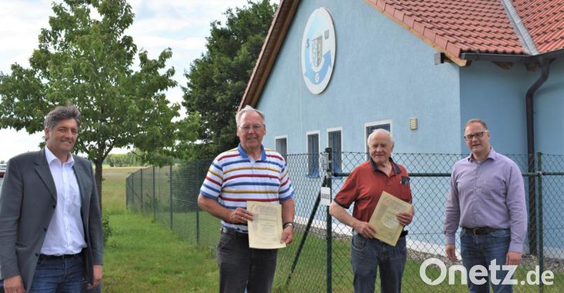 Der Vorsitzende des Verwaltungsrats der Grafenwöhrer Stadtwerke Edgar Knobloch (links) und Frank Neubauer, Vorsitzender der Stadtwerke (rechts) verabschieden Helmuth Wächter (Zweiter von links) und Josef Neubauer (Dritter von links), die ehemaligen Mitglieder des Verwaltungsrats. Bild: rgr