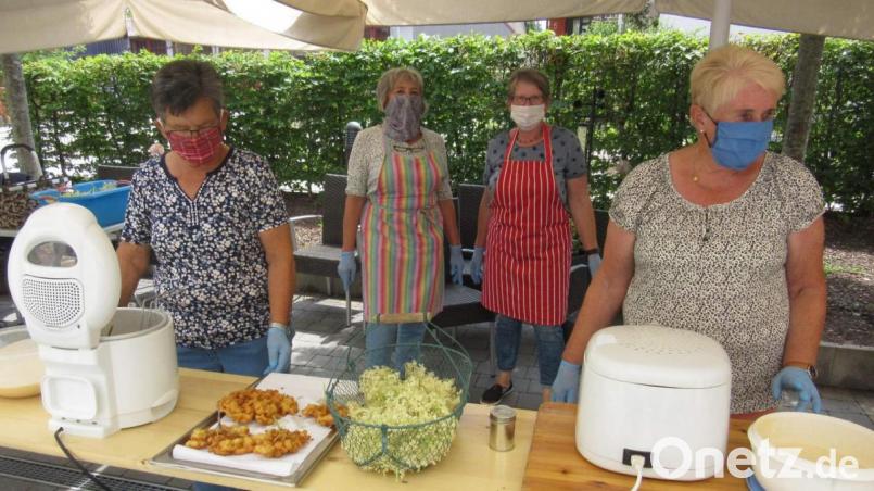 „So guate Hollerköichln möissat’s halt öfter geb‘n.!“ Dieses Kompliment machen die Bewohner des Evergreen-Seniorenzentrums den AsF-Frauen, die sie beim Hollerfest mit frisch gebackenen Hollerköichln verwöhnten (von links): Marianne Hartmann, Margit Kaa-Glaser, Bärbel Grützner und Betti Bergmann. Bild: u