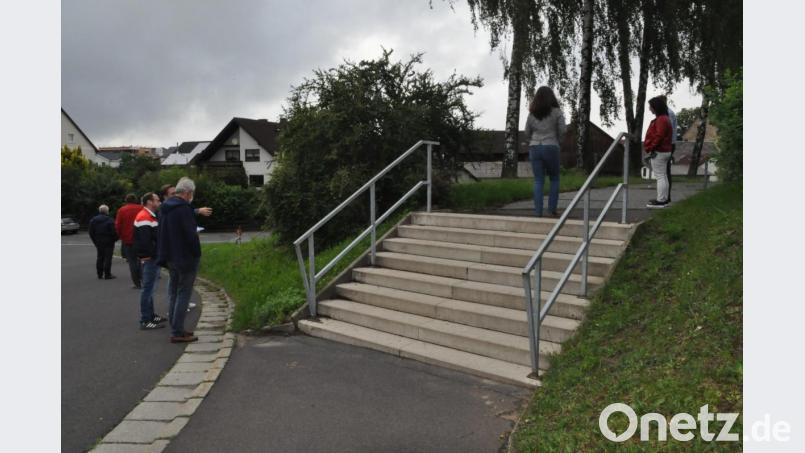Drei Möglichkeiten diskutierte der Bauausschuss, um beim Kirchenlaibacher Friedhof Platz für einen Gehweg zu schaffen. Gehweg am Friedhof. Die Räte kamen überein, die Treppe zu verkleinern und dann senkrecht an den verlängerten Gehweg anzubinden. Bild: ak