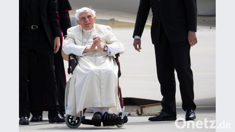Der emeritierte Papst Benedikt XVI. kommt am Flughafen München zu seinem Flugzeug. Bild: Sven Hoppe/dpa