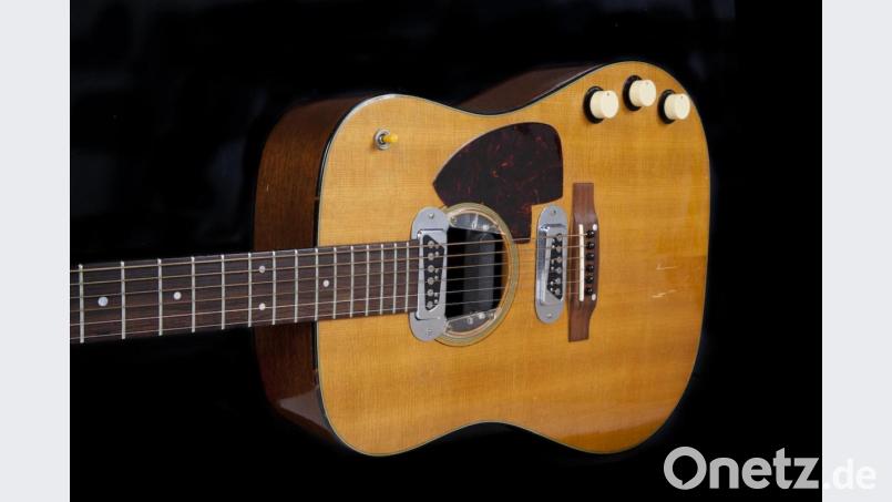 Eine Gitarre des früheren Nirvana-Frontmanns Kurt Cobain. Das Instrument hat bei einer Auktion einen Rekord-Preis erzielt. Bild: Julien's Auctions/dpa
