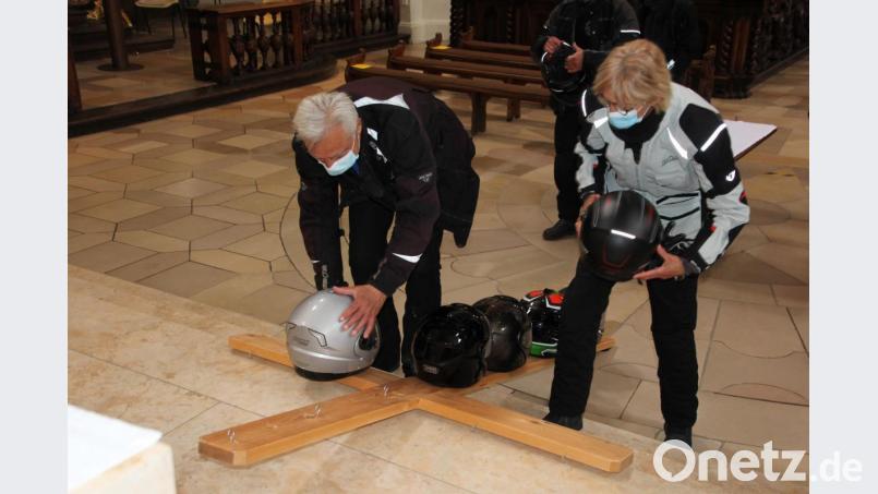 Auf einem Kreuz vorm Altar legten die Motorradfahrer ihre Helme auf. Bild: kro