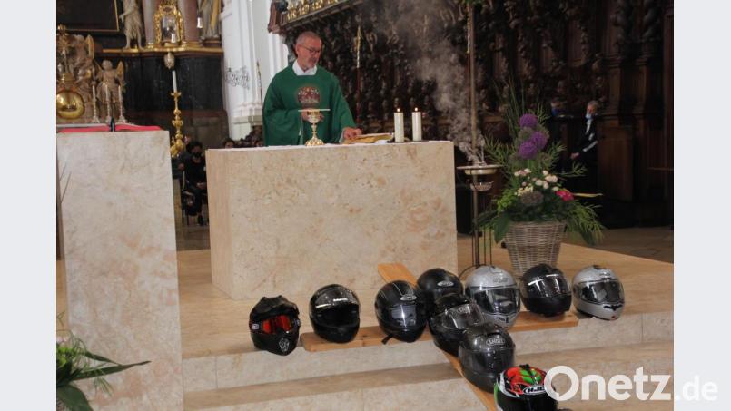 Stadtpfarrer Thomas Vogl bei der Messfeier in der Basilika. Bild: kro