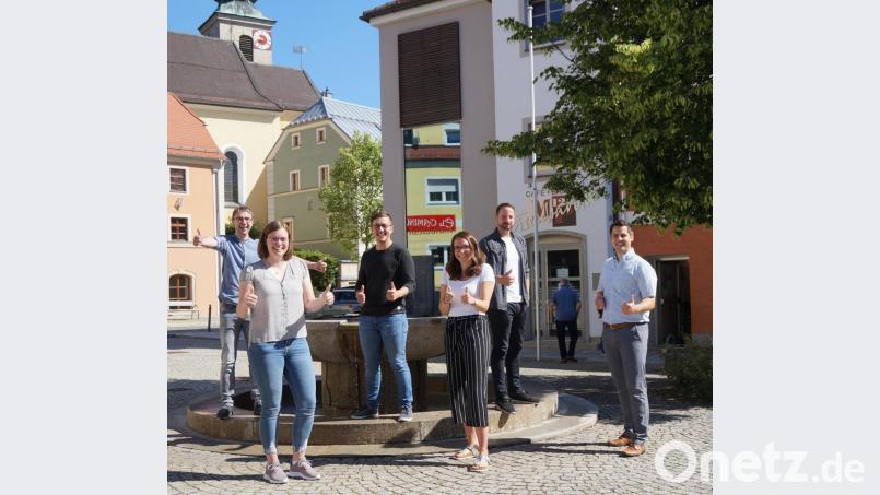 Beim Schwarzbrunnen trafen sich Bürgermeister Rudolf Teplitzky (rechts) und die fünf gewählten Jugendbeauftragten zu einem ersten Kennenlernen. Bild: weu