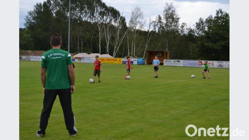 Ständig müssen die Abstandsregeln eingehalten werden, das gilt auch beim Anstellen zum Schießen. Bild: kap