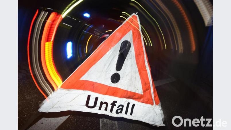 Ein Warndreieck mit dem Schriftzug „Unfall“ steht vor einem Blaulicht auf der Straße. Symbolbild: Patrick Seeger/dpa