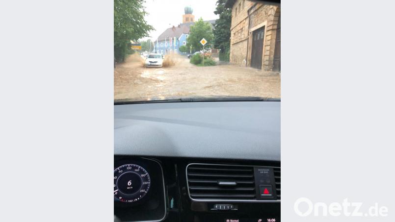 Große Wasser- und Schlammmassen befanden sich in der Ortsmitte von Bodenwöhr auf der Straße. Bild: Feuerwehr/exb