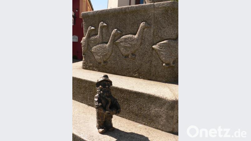 Als wollte er noch eine Gans zum Gänselieselbrunnen bringen, läuft der Zwerg am Wasserspender vorbei. Bild: mh