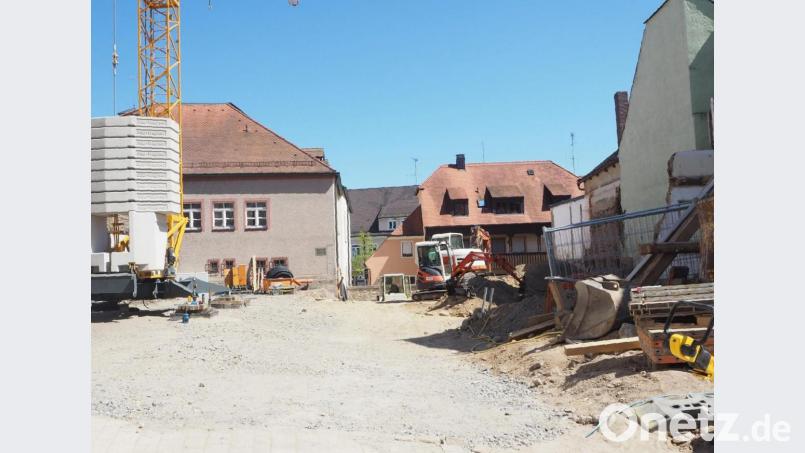 Für die laufende Sanierung und die Erweiterung des Neunburger Rathauses werden im Haushalt 2020 weitere Mittel eingeplant. Seit Monaten prägt eine Baustellenkulisse das Bild in der Ortsstraße Im Berg. Archivbild: bl