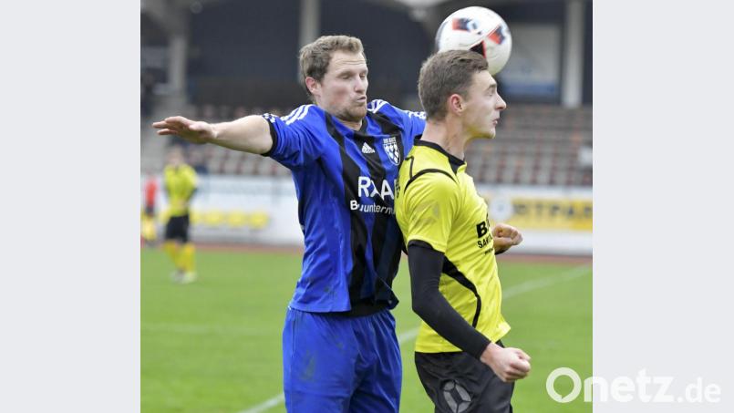 Der bisherige Kastler Spielertrainer Andreas Wendl (links) macht den Abflug zum SV Etzenricht. Bild: Hubert Ziegler