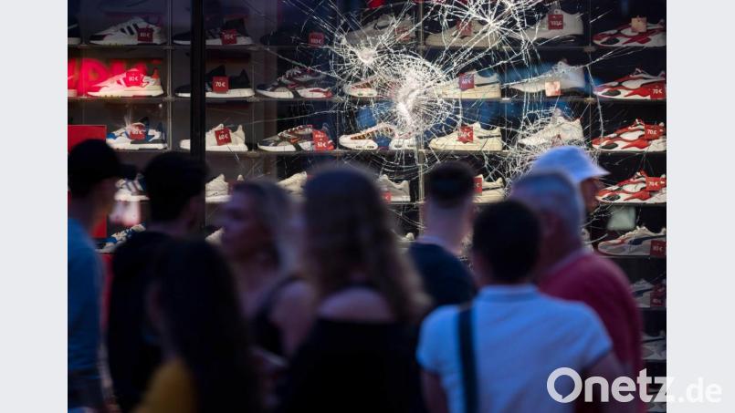 Risse sind in einer beschädigten Scheibe eines Einzelhandelsgeschäfts zu sehen. Bei Auseinandersetzungen mit der Polizei hatten dutzende gewalttätige Kleingruppen in der Nacht zum Sonntag die Innenstadt von Stuttgart verwüstet und mehrere Beamte verletzt. Bild: Marijan Murat/dpa