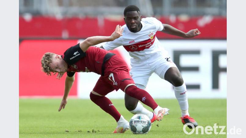 Der 1. FC Nürnberg geriet gegen den VfB Stuttgart böse unter die Räder. In dieser Szene kämpft Robin Hack (links) gegen Stuttgarts Orel Mangala um den Ball. Bild: Daniel Karmann/dpa