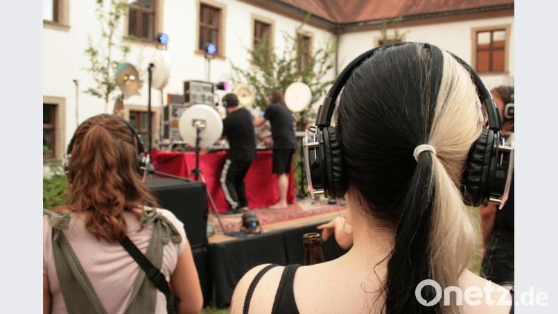 Live-Musik auf dem Kopfhörer: Nach der erfolgreichen Premiere vor einem Jahr kommt es am Samstag zu einer Neuauflage im &quot;Regi&quot;-Innenhof. Bild: rg