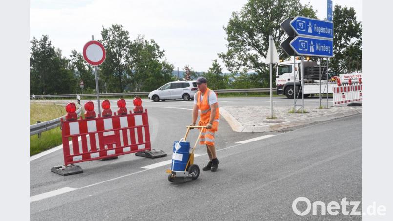 Die Baustelle an der Anschlussstelle Weiden-Süd ist am Montag eingerichtet worden. Bild: Gabi Schönberger