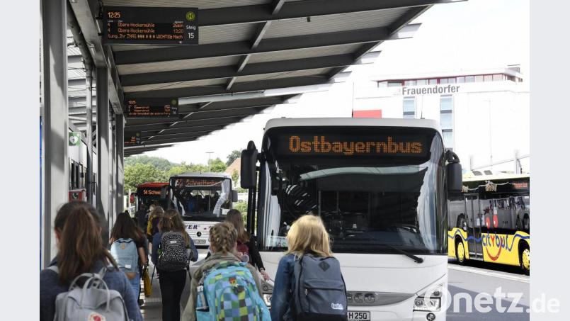 Herz des Zweckverbands Nahverkehr Amberg-Sulzbach (ZNAS) ist der Zentrale Omnibusbahnhof in Amberg. Hier laufen alle Linien zusammen, hier steigen die meisten Fahrgäste in die Busse ein. Bild: Petra Hartl