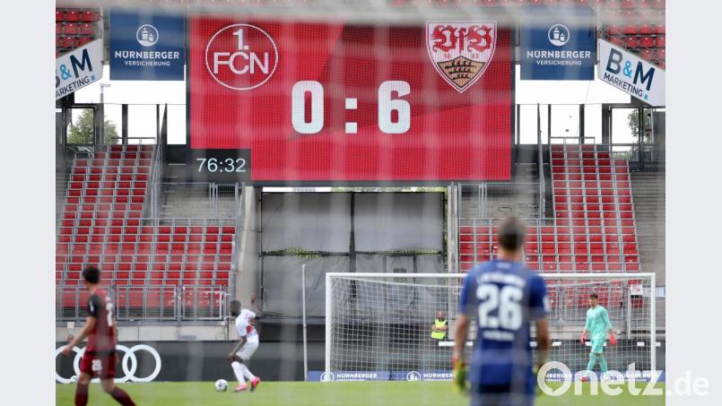 Christian Mathenia, Torhüter des 1. FC Nürnberg, musste sich das Unheil auch noch in Zahlen auf der Anzeigetafel ansehen. Bild: Daniel Karmann/dpa