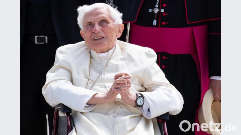 Seeliger Blick nach oben: Der emeritierte Papst Benedikt kurz vor dem Rückflug nach Rom Bild: Sven Hoppe