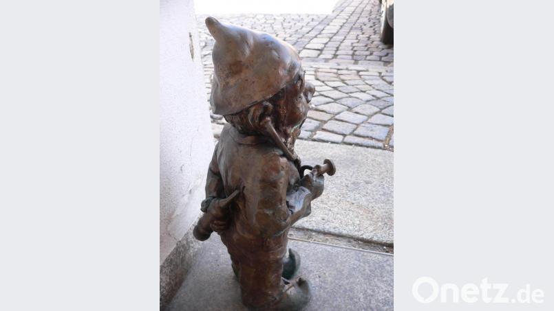 Bronzezwerge bevölkern Luhe und erinnern zum Teil an ihre Spender wie diese Figur mit Stethoskop und Spritze. Bild: mh