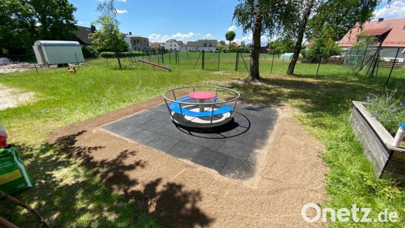 Fleißige Helfer verlegen in "interkommunaler Zusammenarbeit" im Spielbereich des Kindergartens St. Michael neue Fallschutzmatten. Bild: lgc