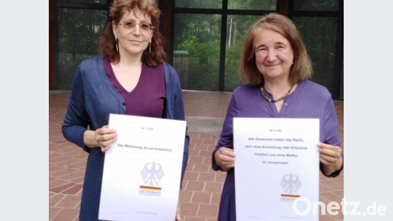 Unter anderem uneingeschränkte Versammlungsfreiheit fordert Sonja Schuhmacher (rechts) bei den jüngsten Mahnwachen im Max-Reger-Park. Bild: exb