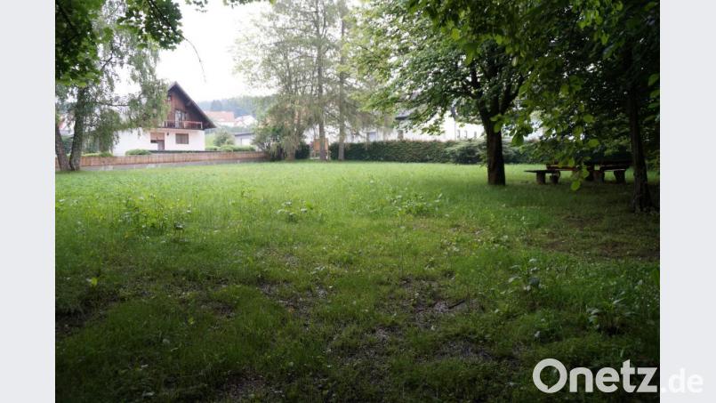 Auf dem ehemaligen Spielplatz in der Böhmerwaldstraße sollen zwei bis drei Bauplätze entstehen. Bild: weu