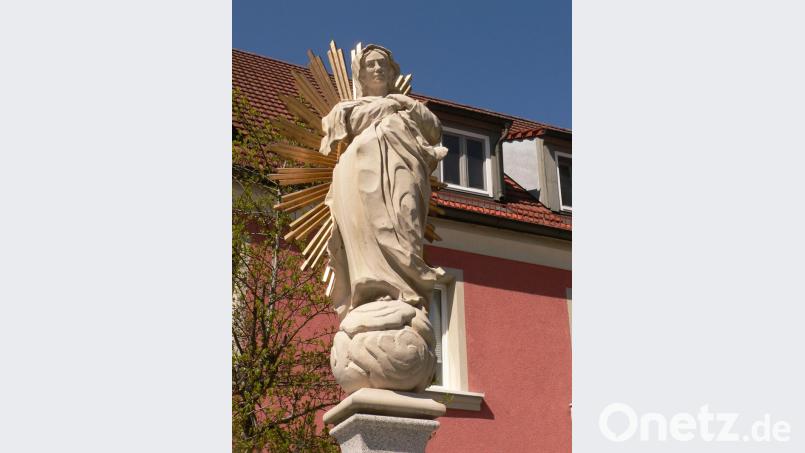 Die Strahlenmadonna auf dem Luher Marktplatz stammt von dem Breslauer Bildhauer Ryszard Zarycki. Bild: mh