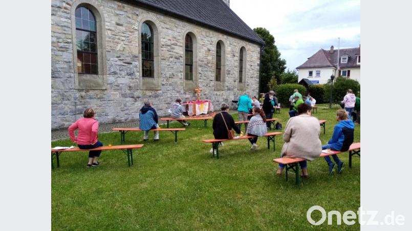 Vor einem eigens aufgebauten Altar versammelten sich die Gläubigen im Pfarrgarten zum gemeinsamen Taizé-Gebet. Bild: öt