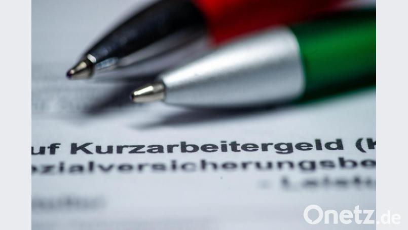 Zwei Kugelschreiber liegen auf einem Antragsformular für Kurzarbeitergeld. Foto: Jens Büttner/dpa-Zentralbild/dpa/Illustration Bild: Jens Büttner